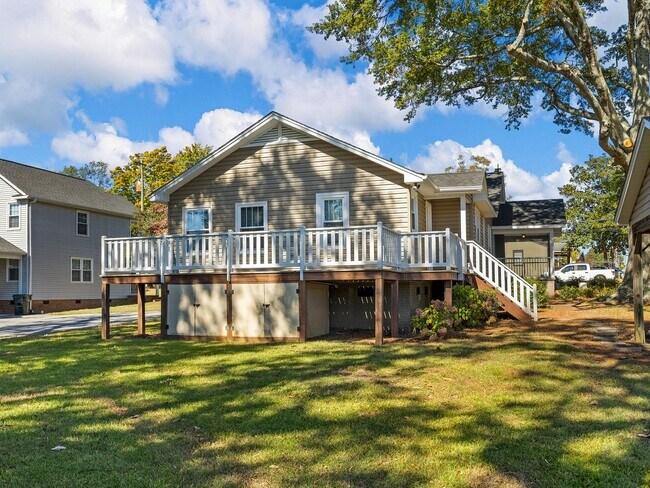 Building Photo - Downtown Greer Charmer: Spacious 3-Bed, 2 ...