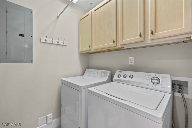 Building Photo - 9140 Southmont Cove