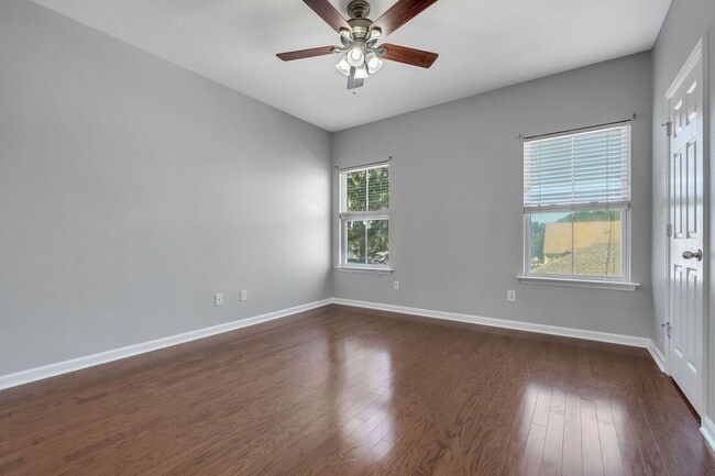 Building Photo - Southwood Townhome with Community Pool