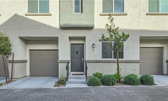Building Photo - Beautiful townhome with amazing amenities,  convenience in a desirable community.