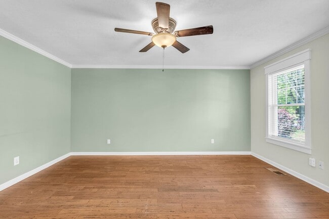 Building Photo - Beautiful Red Bank Home!