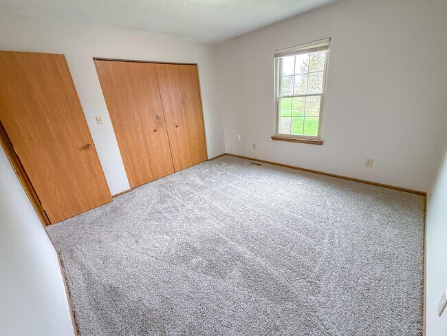 Building Photo - 635 Pebble Pl Dr