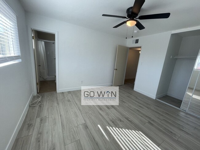 Building Photo - 4 Bed/ 2 Bath - House With Backyard!