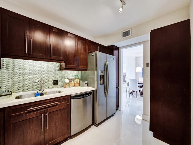 Building Photo - 3625 N Country Club Dr