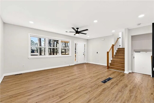 Building Photo - 4 Bed, 3 Bath in Decatur!