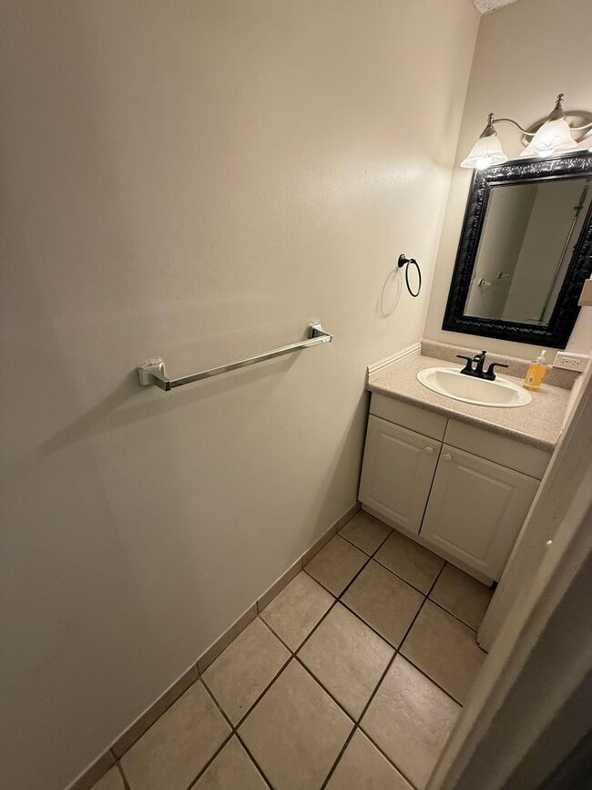 Building Photo - Rarely Available 1-Bedroom Apartment for Rent at Queen’s Villa