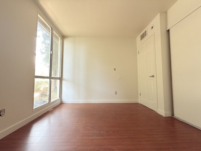 Building Photo - Spacious 3Bd/ 2Br in Canoga Park!