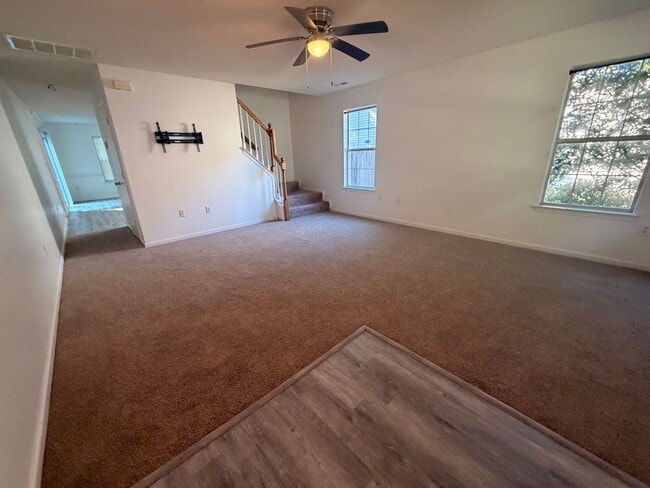 Building Photo - 325 Town Pointe Way