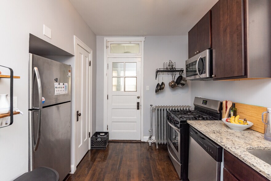 Building Photo - 4014 W Nelson St