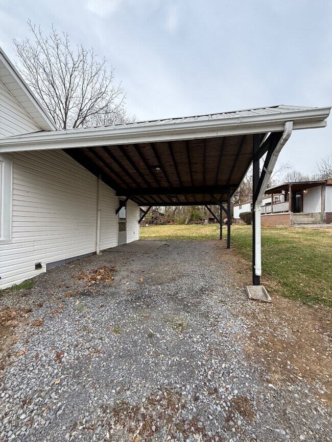 Building Photo - 221 Valley Pike Rd