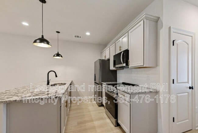 Building Photo - 606 Guillot Rd