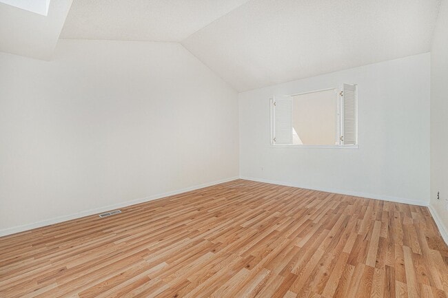 Building Photo - Light & Bright End Unit Townhouse
