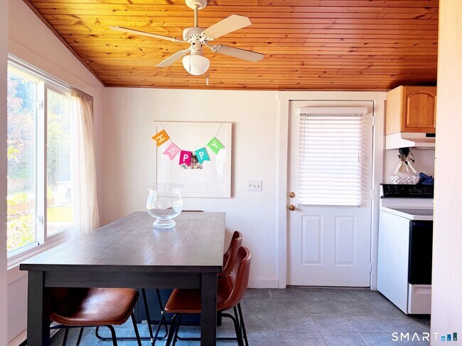 Building Photo - 2 Scofield Pl