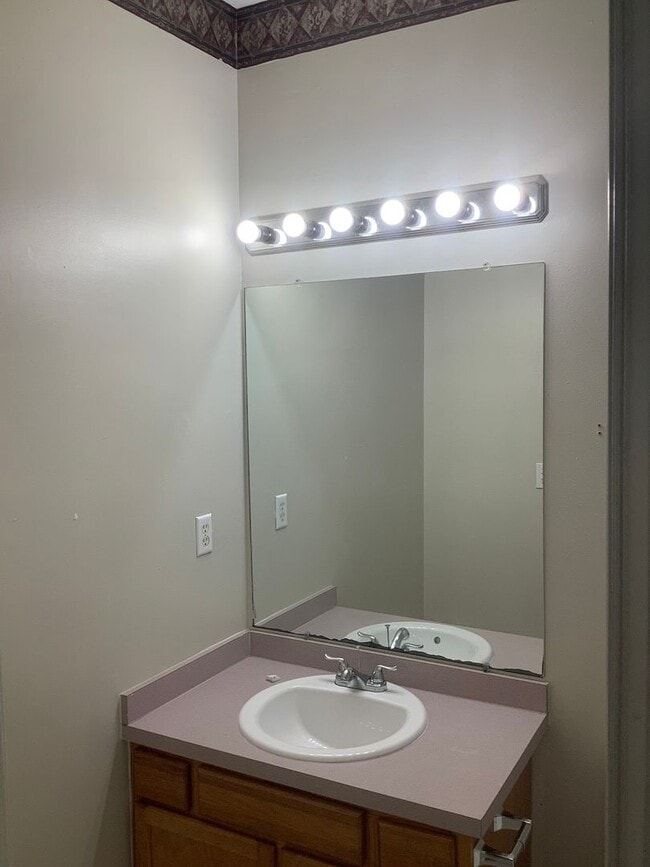Building Photo - Spacious 3BR/3BA Townhome in PRIME location!!