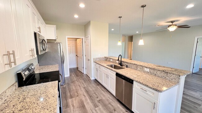 Building Photo - DISCOVER THE BEAUTIFUL 2 Bd/2Ba Duplex in Sebring!!