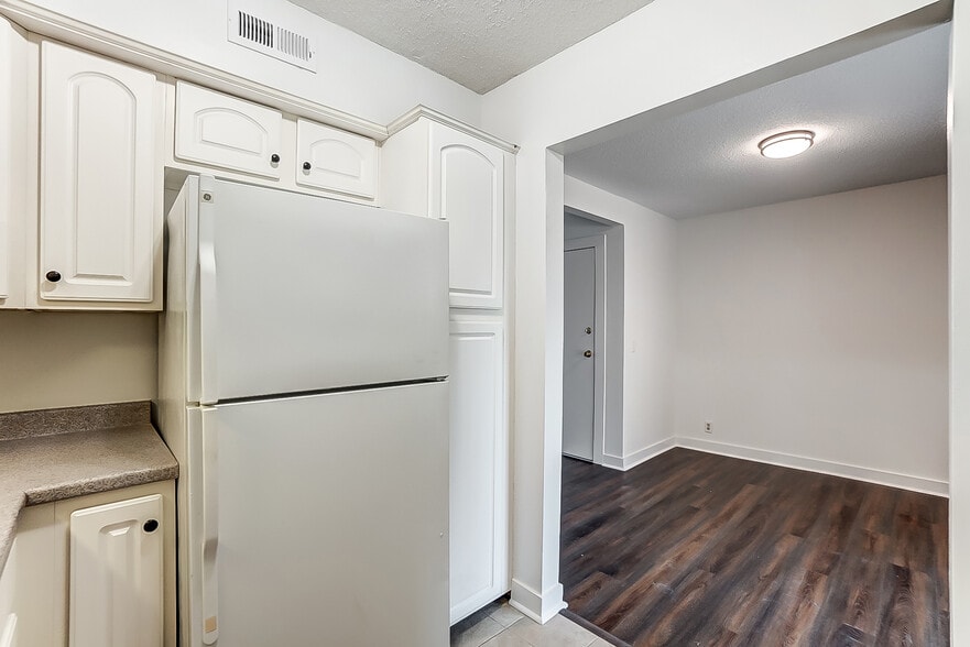 Building Photo - 2600 Park Rd