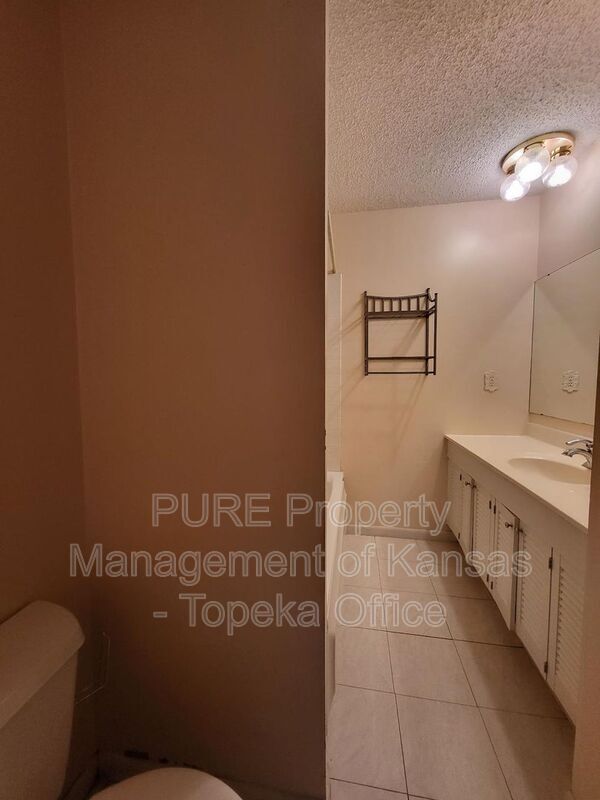 Building Photo - 3323 SW Arrowhead Rd