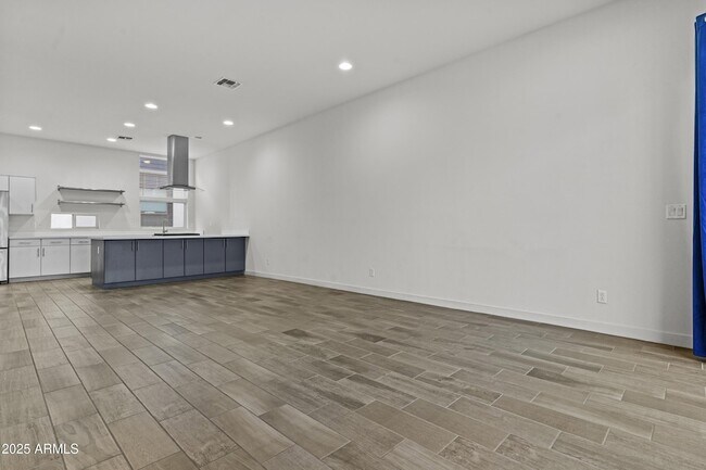 Building Photo - 325 E Coronado Rd