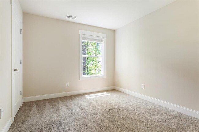 Building Photo - 2813 White Oak Ln