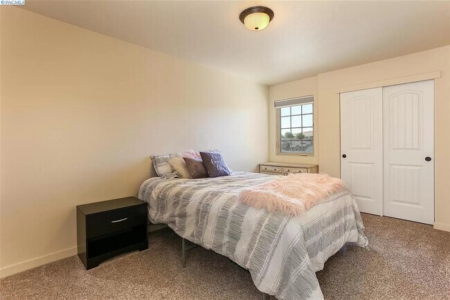 Building Photo - 2736 S Dennis Pl