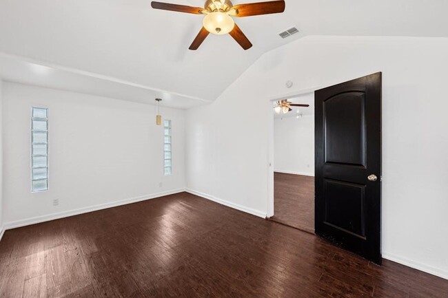 Building Photo - 3202 Dolphin Dr