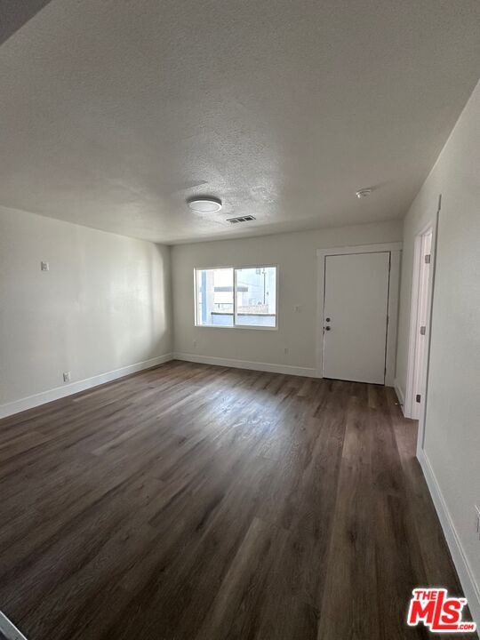 Building Photo - 1238 N Mariposa Ave