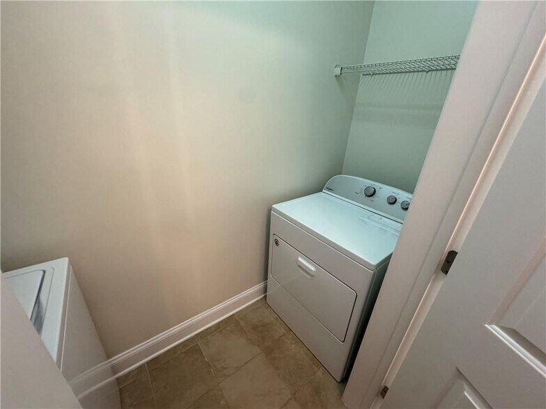 Building Photo - 901 Abernathy Rd NE