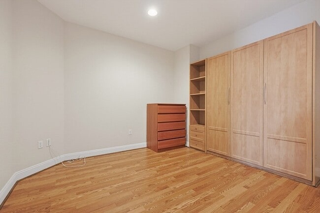 Building Photo - 142 Bigelow St