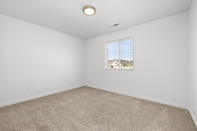 Building Photo - Eagle, ID – Spacious 3 Bedroom + Bonus Room