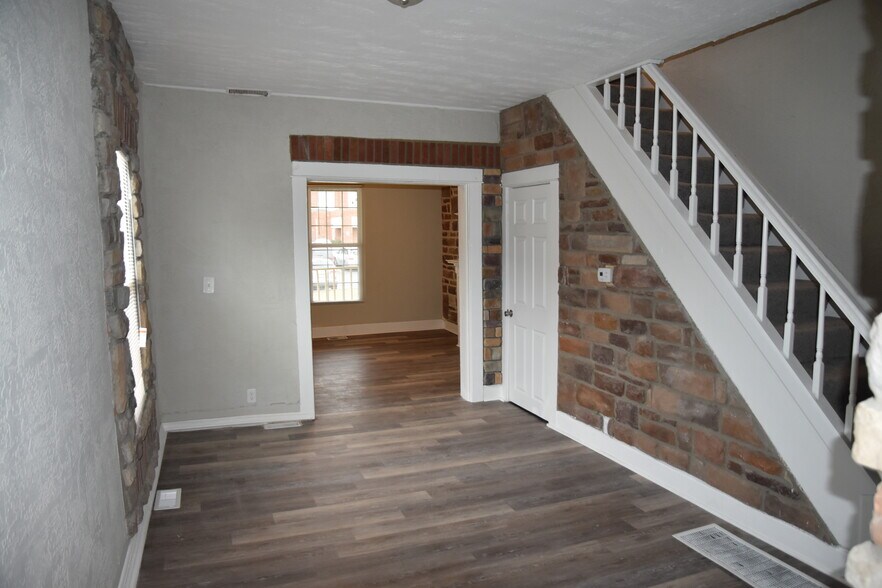 Building Photo - 622 Stewart Ave