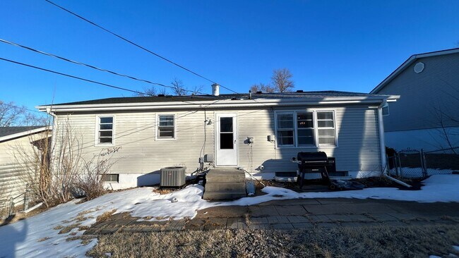 Building Photo - 3 Bedroom 1.5 bath House