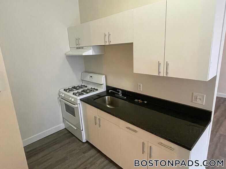 Building Photo - 655 Middle St
