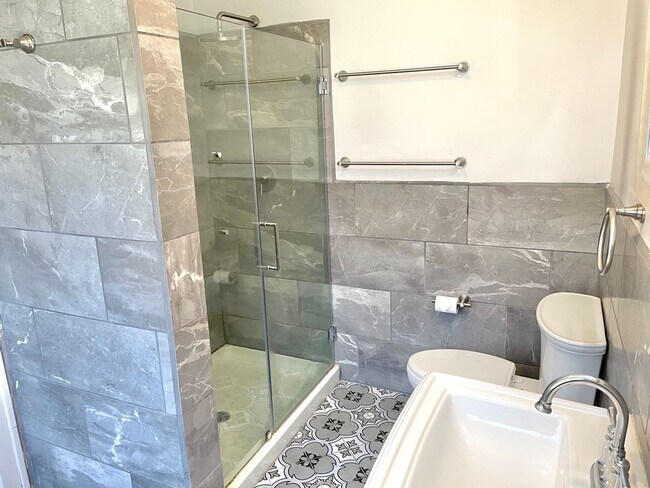 Building Photo - Available Stunning 5-Bedroom, 3-Bath Townhome with High-End Finishes