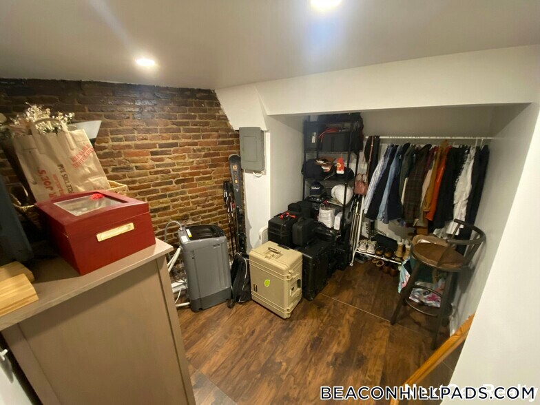 Building Photo - 40 Anderson St