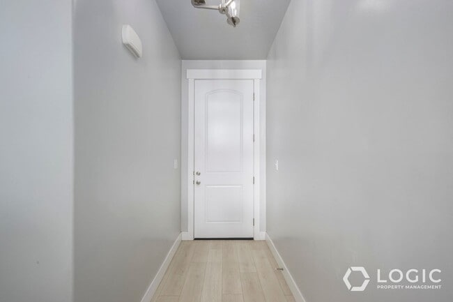 Building Photo - Gorgeous Townhome in Great Location!