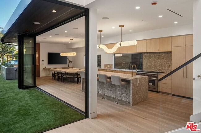 Building Photo - 738 Palms Blvd