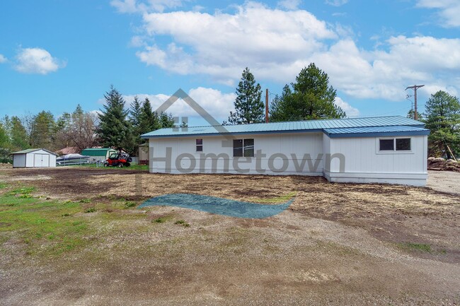 Building Photo - 2 Bedroom 1 Bath Home with Off-Street Park...