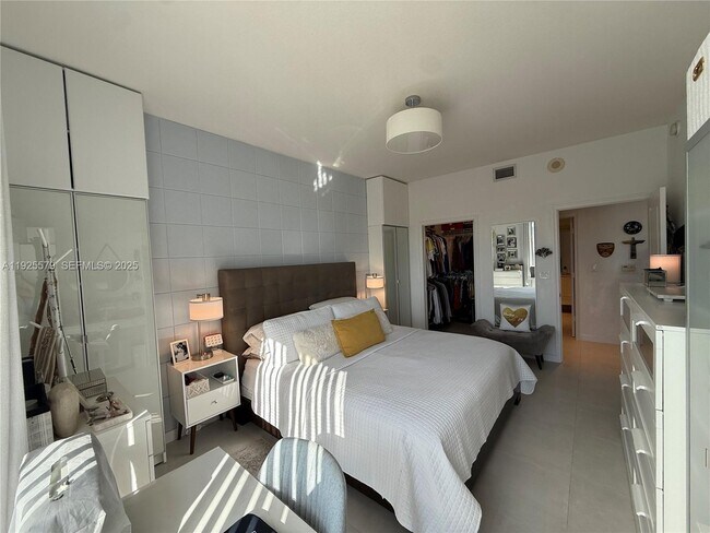 Building Photo - 10 Aragon Ave