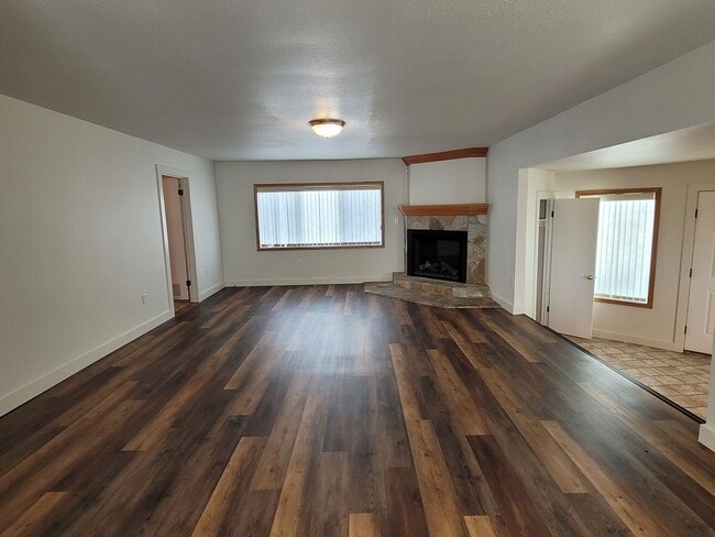 Building Photo - 4 Bedroom in the Country
