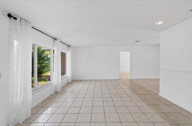 Building Photo - 4760 Bison St