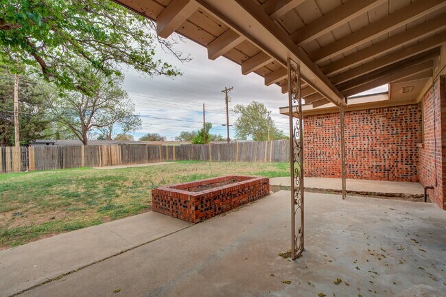 Building Photo - Wonderful 3/2/1 in Central Lubbock!