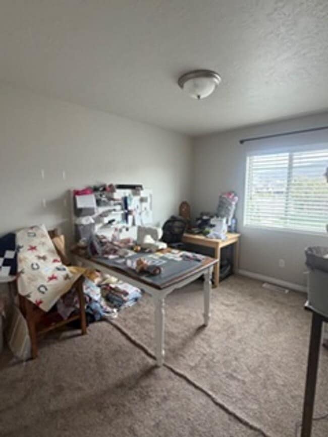 Building Photo - Beautiful 4 Bed / 2.5 Bath Home in Quiet Neighborhood
