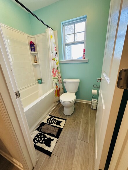 Building Photo - 226 Willow Point Cir