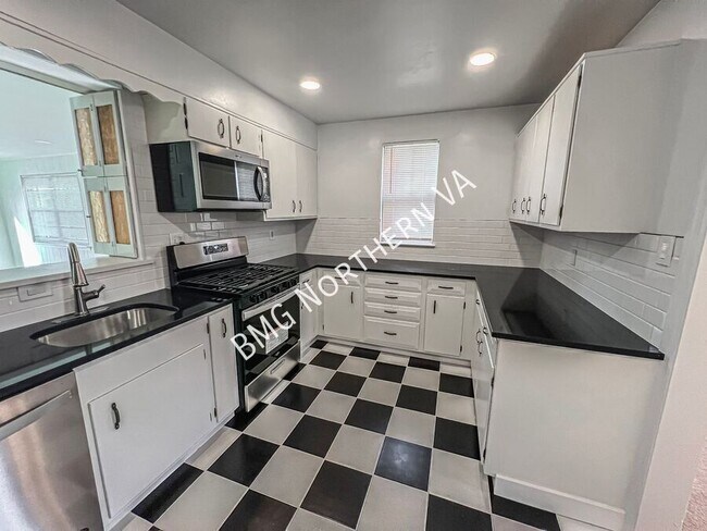 Building Photo - 2300 N Buchanan St