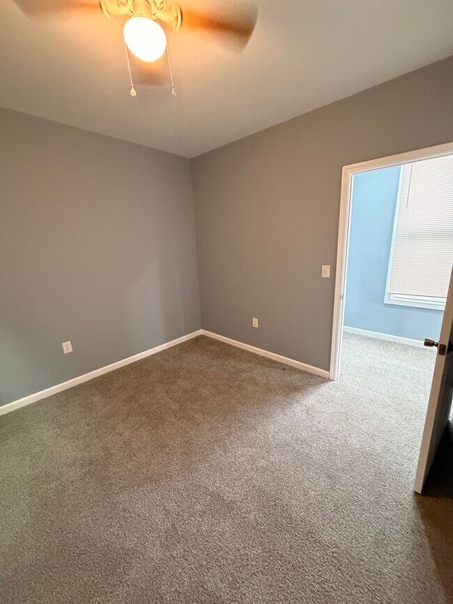 Building Photo - Beautiful Fully Renovated 2/1 Duplex!