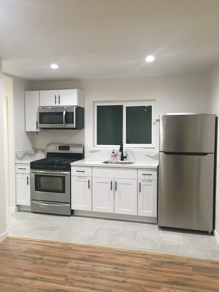 Kitchen - 1048 W 60th Plz
