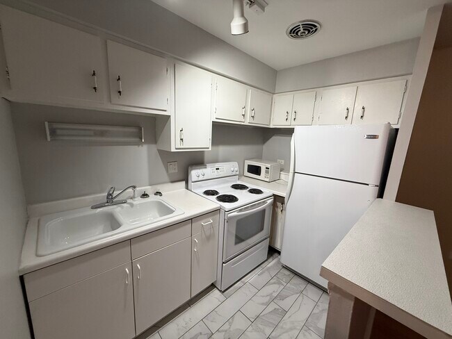 Building Photo - 744 W Gordon Terrace