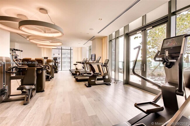 Building Photo - 650 NE 32nd St