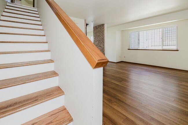 Building Photo - Desireable End Unit, Bremerton Triplex - A...