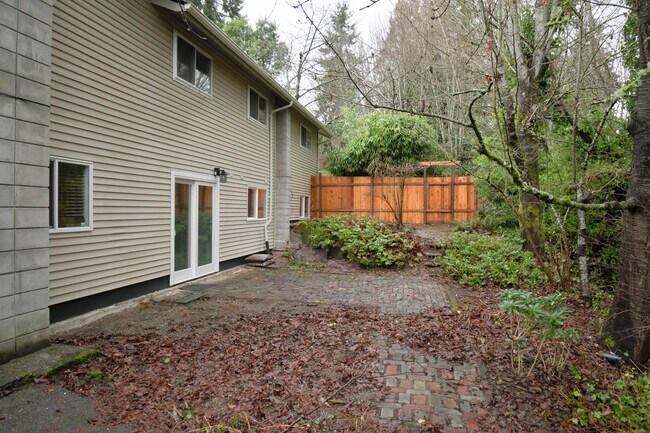 Building Photo - 809 S Summit Ave